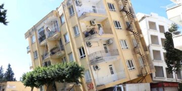 “Muret po shemben, bien gurë”, pallati i dëmtuar nga tërmeti mbahet nga një kamionçinë në Hatay!