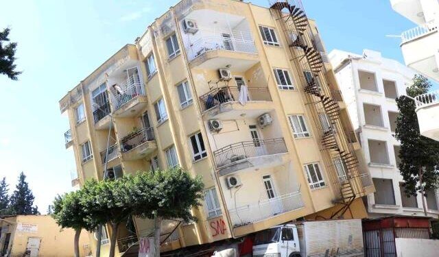 “Muret po shemben, bien gurë”, pallati i dëmtuar nga tërmeti mbahet nga një kamionçinë në Hatay!