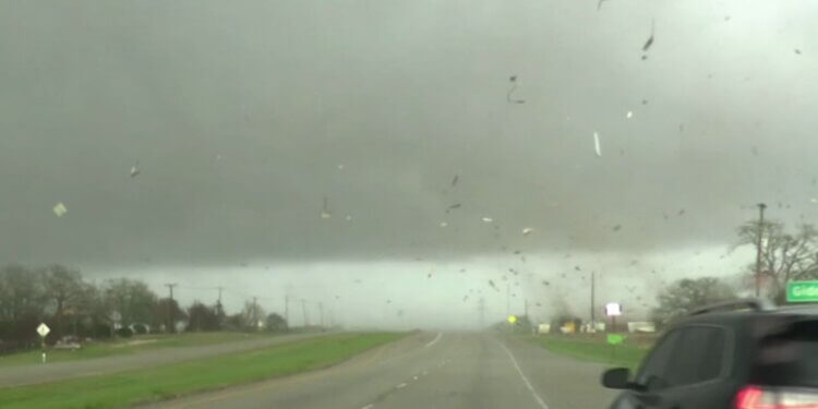 Stuhitë dhe tornadot godasin Amerikën, rritet numri i viktimave