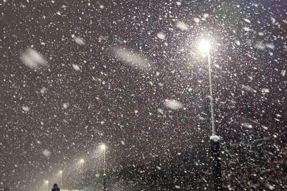 Vijnë reshjet e borës dhe dimri në pranverë!