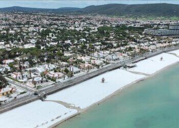 Breshëri zbardh plazhet dhe rrugët në Turqi