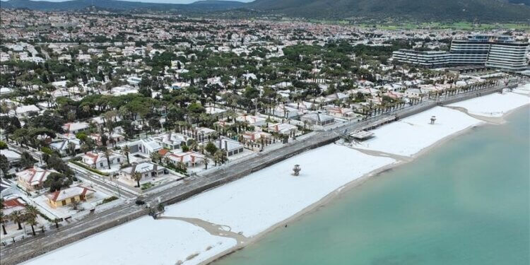 Breshëri zbardh plazhet dhe rrugët në Turqi