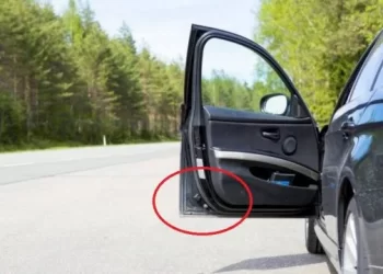 E keni secili, do të habiteni nga funksioni i këtij kapaku në veturë kur bie shi