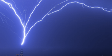 Momenti kur vetëtima godet ndërtesën më të lartë në New York