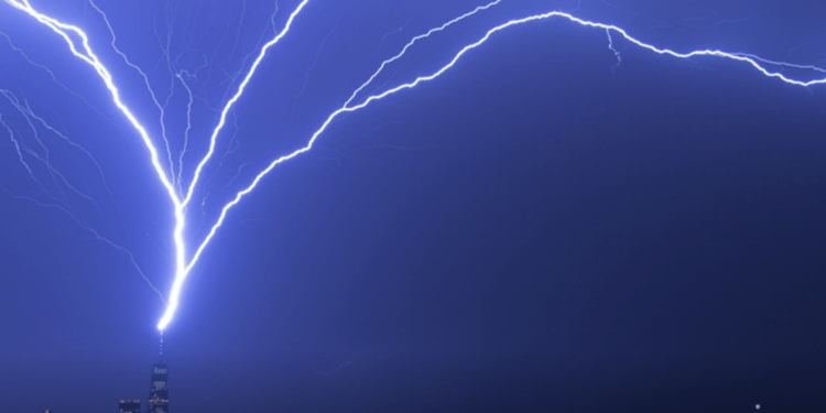 Momenti kur vetëtima godet ndërtesën më të lartë në New York