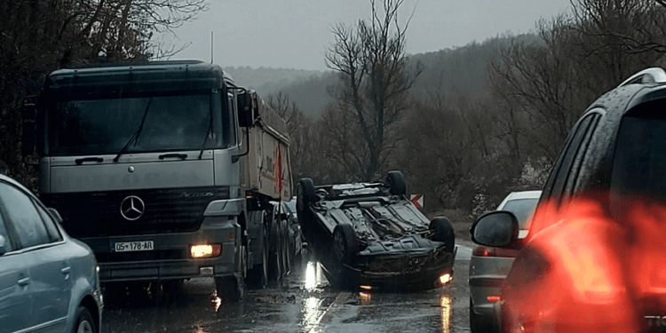 Aksident i rëndë në drejtimin Gjilan-Prishtinë, vetura rrokulliset në mes të rrugës