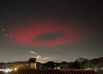 Qielli u bë i kuq, si shpjegohet dhe për çfarë bëhet fjalë