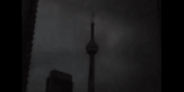 Rrufeja godet kullën në Toronto – VIDEO