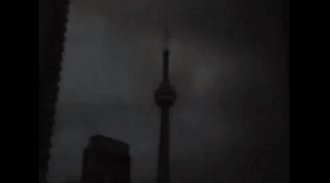 Rrufeja godet kullën në Toronto – VIDEO