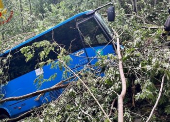 Shoferi “u verbua” nga dielli, autobusi me nxënës në Itali përfundon në humnerë – disa të plagosur