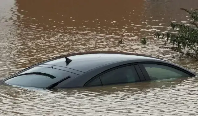 Ndoqi navigimin, përfundon me veturë në oqean