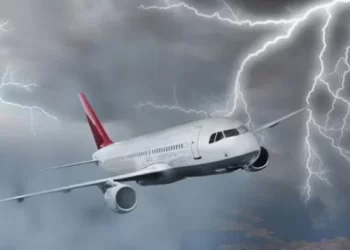 Çfarë ndodh kur rrufeja godet një aeroplan?