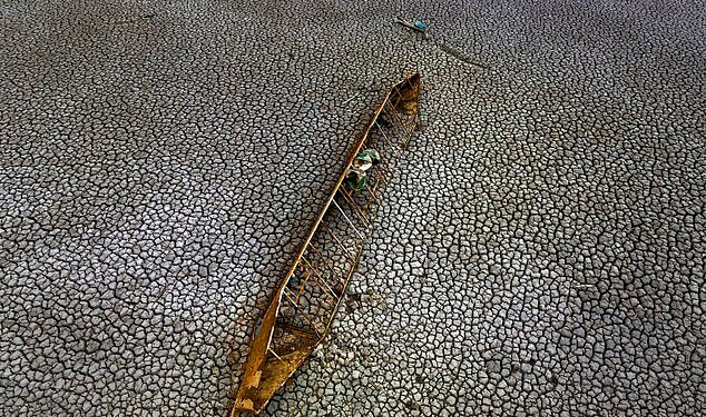 Thatësirë dhe temperatura deri në 40 gradë, zbulohet fshati që qëndronte nën ujë prej 70 vitesh