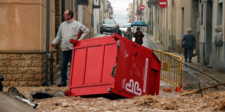 Stuhi të fuqishme breshëri godasin Spanjën, banesa të përmbytura e qytetarë të bllokuar!