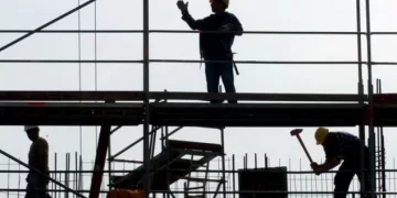 Vdes punëtori 19-vjeçar në Prizren, u rrëzua nga skelet