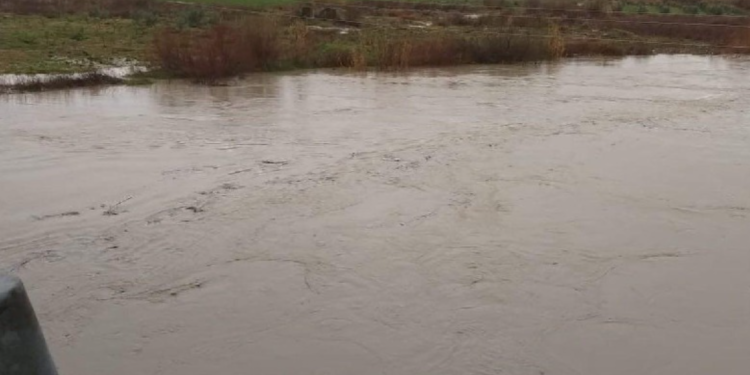 Një fëmijë 4-vjeçar dyshohet se ka rënë në kanalin e Ibër-Lepencit, aktivizohen ekipet e kërkim shpëtimit