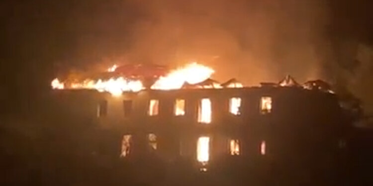 Goditet nga rrufeja, shpërthen në flakë objekti  në Shqipëri