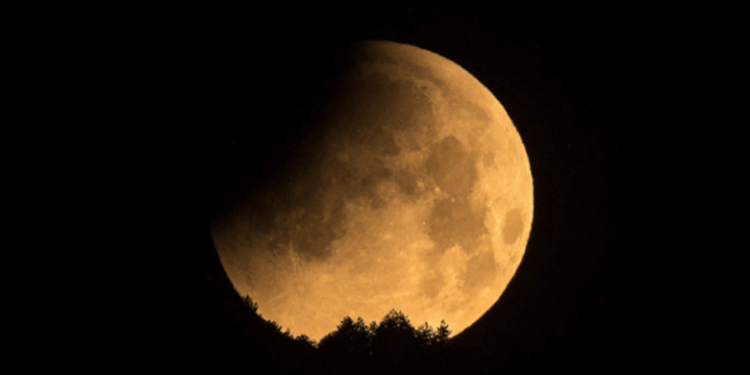 Sytë nga qielli, kur pritet të ndodhë eklipsi hënor