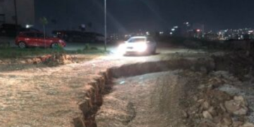 Shembet një pjesë e një rruge në lagjen “Kalabria” në Prishtinë