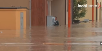 Përmbytje apokaliptike në Itali, momenti kur shpëtimtarët notojnë mes ujërave për të marrë foshnjën