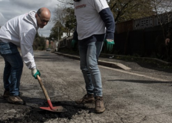 Gjobitet me gati 900 euro nga komuna pasi mbushi vet gropën në rrugë