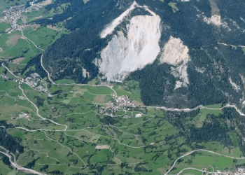 Kërkohet braktisje e menjëhershme e fshatit zviceran, rrezikohet nga shembja e shkëmbit malor