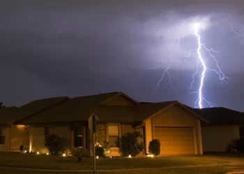 Vdes tragjikisht turisti 23-vjeçar britanik, e godet rrufeja teksa po lahej në det