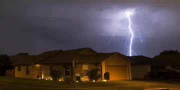 Vdes tragjikisht turisti 23-vjeçar britanik, e godet rrufeja teksa po lahej në det