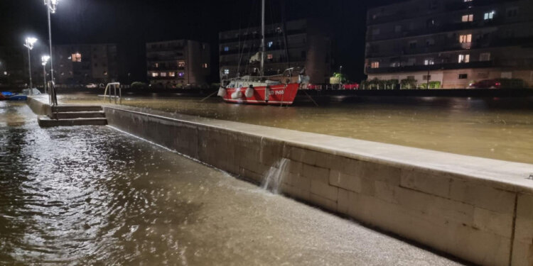 Pamje dramatike nga Kroacia: Reshjet nuk kanë të ndalur, lumenjtë dalin nga shtrati – disa qytete nën ujë