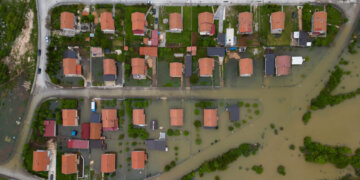 Pjesë të Kroacisë dhe Bosnjës nën ujë nga përmbytjet