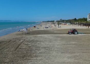 Dezinfektohet rëra e plazhit të Durrësit