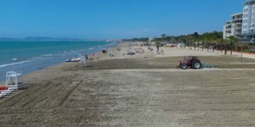 Dezinfektohet rëra e plazhit të Durrësit
