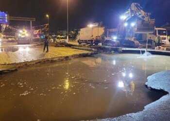 Përmbytje  të mëdha në Turqi, makinat fundosen në gropat masive me ujë në mes të rrugës