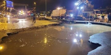 Përmbytje  të mëdha në Turqi, makinat fundosen në gropat masive me ujë në mes të rrugës