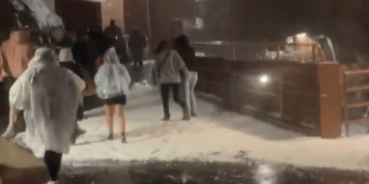 Pamje dramatike: Breshër gjatë koncertit, gati 100 të lënduar