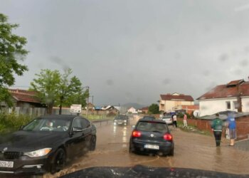 Vërshime pas reshjeve të mëdha, vështirësohet qarkullimi në rrugën Komoran-Drenas!