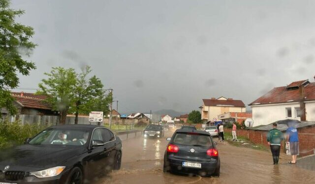 Vërshime pas reshjeve të mëdha, vështirësohet qarkullimi në rrugën Komoran-Drenas!