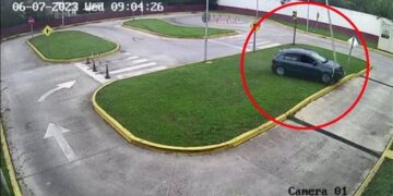 Gruaja 63 vjeqare shtyp gazin në vend të frenave, video e provimit të patentës bëhet virale!