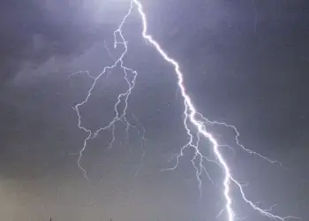 Një burrë në Gjakovë goditet nga rrufeja, u gjet i vdekur në fushë