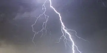 Një burrë në Gjakovë goditet nga rrufeja, u gjet i vdekur në fushë