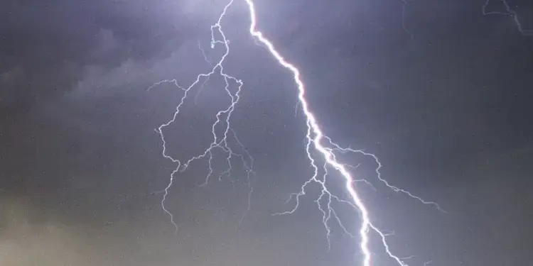 Një burrë në Gjakovë goditet nga rrufeja, u gjet i vdekur në fushë