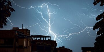 Kështu dukej stuhia mbrëmë mbi Zagreb