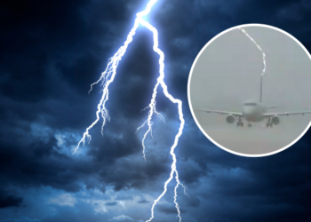 Momenti kur rrufeja godet në aeroplanin plot me pasagjerë