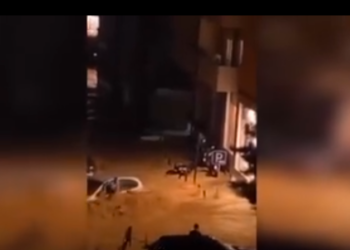 Vërshimet në Pejë, qytetari detyrohet të dalë nga dritarja e veturës për të shpëtuar