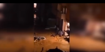 Vërshimet në Pejë, qytetari detyrohet të dalë nga dritarja e veturës për të shpëtuar