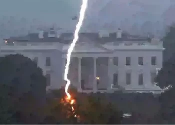 E godet rrufeja duke festuar ditëlindjen në Uashington DC, e vetmja e mbijetuar rrëfen tmerrin!