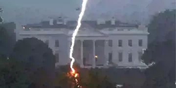 E godet rrufeja duke festuar ditëlindjen në Uashington DC, e vetmja e mbijetuar rrëfen tmerrin!