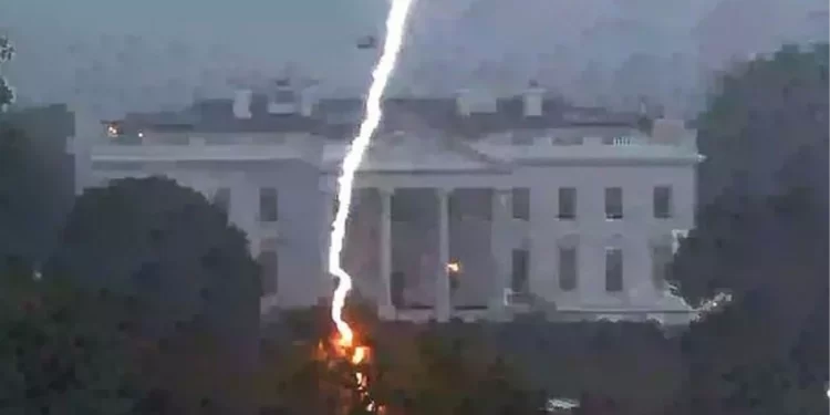 E godet rrufeja duke festuar ditëlindjen në Uashington DC, e vetmja e mbijetuar rrëfen tmerrin!