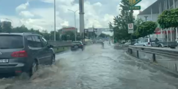 Rruga në lagjen ‘Kalabria’ në Prishtinë përmbytet nga uji pas reshjeve të shiut