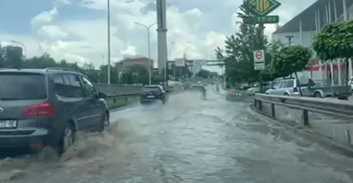Rruga në lagjen ‘Kalabria’ në Prishtinë përmbytet nga uji pas reshjeve të shiut